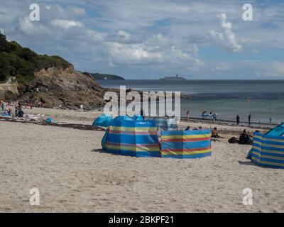 Großes Kreuzfahrtschiff vor dem Leuchtturm St. Anthony's Head, Falmouth, vom Swanpool Beach aus gesehen Stockfoto