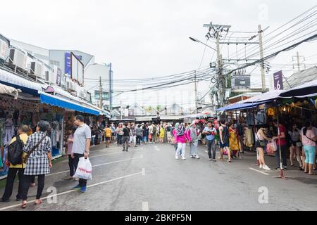 Bangkok, Thailand - November 2,2019: die Menschen können Einkaufen und um Chatuchak Weekend Market Erkundung gesehen. Stockfoto