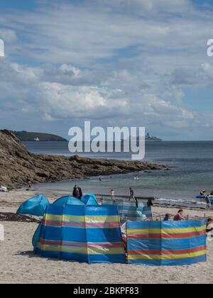 Großes Kreuzfahrtschiff vor dem Leuchtturm St. Anthony's Head, Falmouth, vom Swanpool Beach aus gesehen Stockfoto