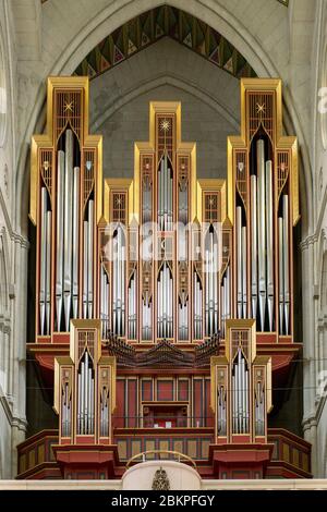 Madrid, Spanien - 14. Februar 2020: Eine große klassische Orgel in der Kirche von Madrid. Stockfoto