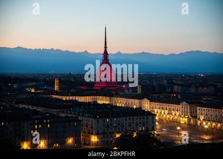 Turin, Italien. Mai 2020. Gesamtansicht von Mole Antonelliana von Turin mit Turin FC Logo am 04. Mai 2020 in Turin, Italien. Fans, Spieler und Mitarbeiter des FC Turin treffen sich jährlich, um an den Flugzeugabsturz zu erinnern, der am 4. Mai 1949 alle 31 an Bord einschließlich der gesamten Grande Torino Fußballmannschaft tötete. (Foto von Alberto Gandolfo/Pacific Press/Sipa USA) Quelle: SIPA USA/Alamy Live News Stockfoto