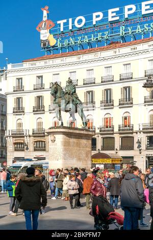 Madrid, Spanien – 15. Februar 2020: Statue von Carlos dem Dritten auf dem Platz Puerta del Sol in Madrid, Spanien. Reiterstatue von Carlos III Stockfoto