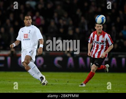 EINDHOVEN, NIEDERLANDE. MÄRZ 12: Tom Huddlestone von Tottenham Hotspur während der UEFA-Cup-Runde von 16. Etappe zwischen PSV Eindhoven und Tottenham Hotspu Stockfoto