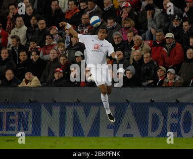 EINDHOVEN, NIEDERLANDE. MÄRZ 12: Tom Huddlestone von Tottenham Hotspur während der UEFA-Cup-Runde von 16. Etappe zwischen PSV Eindhoven und Tottenham Hotspu Stockfoto