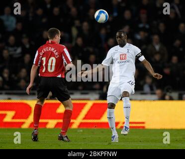 EINDHOVEN, NIEDERLANDE. MÄRZ 12: Ledley King of Tottenham Hotspur während der UEFA Cup-Runde von 16 Sekunden zwischen PSV Eindhoven und Tottenham Hotspur Stockfoto