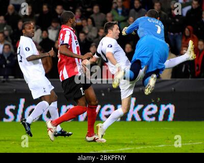 EINDHOVEN, NIEDERLANDE. MÄRZ 12: Robbie Keane (Spurs) wird während der UEFA-Pokalrunde von 16. Etappe dazwischen von Heurelho Gomes vom PSV Eindhoven abgeflacht Stockfoto