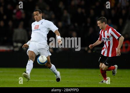 EINDHOVEN, NIEDERLANDE. MÄRZ 12: Tom Huddlestone von Tottenham Hotspur während der UEFA-Cup-Runde von 16. Etappe zwischen PSV Eindhoven und Tottenham Hotspu Stockfoto