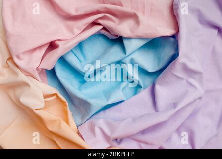 Textur aus zerknittertem mehrfarbigem Stoff Close-up Stockfoto