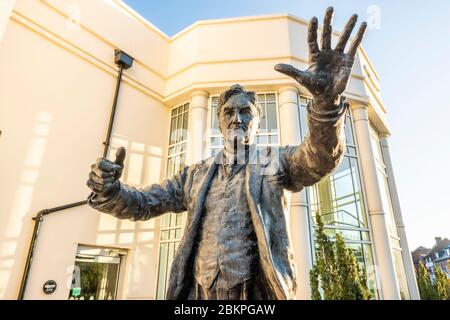 DORKING, UK- Statue von Ralph Vaughan Williams in Dorking Halls- ein berühmter britischer Komponist Stockfoto