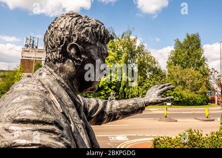 DORKING, UK- Statue von Ralph Vaughan Williams in Dorking Halls- ein berühmter britischer Komponist Stockfoto