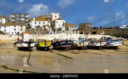 Fischerboote liegen im malerischen kornischen Dorf St Ives, Großbritannien Stockfoto