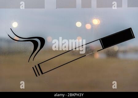 Schild für Raucherbereich, Flughafen Keflavik, Island. Stockfoto