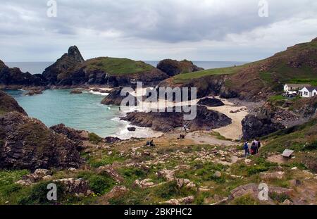 Blick hinunter auf Kynance Cove an der Südküste von Cornwall Stockfoto