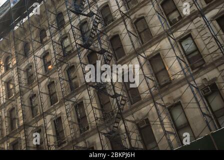 Feuer Escape Treppe Außerhalb Gebäude Fenster Aufzug Architektur Apartments Tenement Block New York City Manhattan Vereinigte Staaten Stockfoto