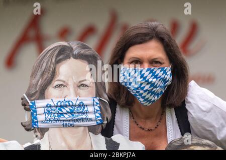 Aschau Im Chiemgau, Deutschland. Mai 2020. Ilse Aigner (CSU), Präsidentin des Bayerischen landtags, blickt bei einer Fotosession an ihrem frisch erneuerten Porträt vorbei, das eine Bank ziert. 2014 schenkte Ilse Aigner die Bank "Ilse's Lausdirndlbankerl" an die Stadt Aschau im Chiemgau, auch "Bankerldorf" genannt. Der Politiker war damals Bayerischer Wirtschaftsminister. Quelle: Peter Kneffel/dpa/Alamy Live News Stockfoto