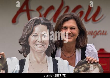 Aschau Im Chiemgau, Deutschland. Mai 2020. Ilse Aigner (CSU), Präsidentin des Bayerischen landtags, blickt bei einer Fotosession an ihrem frisch erneuerten Porträt vorbei, das eine Bank ziert. 2014 schenkte Ilse Aigner die Bank "Ilse's Lausdirndlbankerl" an die Stadt Aschau im Chiemgau, auch "Bankerldorf" genannt. Der Politiker war damals Bayerischer Wirtschaftsminister. Quelle: Peter Kneffel/dpa/Alamy Live News Stockfoto