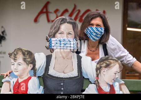 Aschau Im Chiemgau, Deutschland. Mai 2020. Ilse Aigner (CSU), Präsidentin des Bayerischen landtags, blickt bei einer Fotosession an ihrem frisch erneuerten Porträt vorbei, das eine Bank ziert. 2014 schenkte Ilse Aigner die Bank "Ilse's Lausdirndlbankerl" an die Stadt Aschau im Chiemgau, auch "Bankerldorf" genannt. Der Politiker war damals Bayerischer Wirtschaftsminister. Quelle: Peter Kneffel/dpa/Alamy Live News Stockfoto