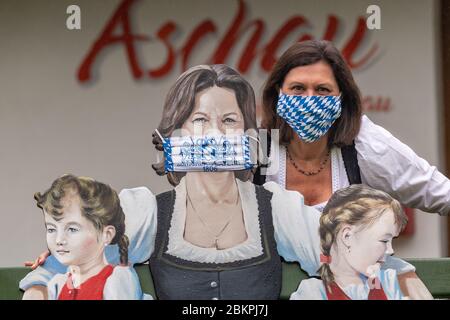 Aschau Im Chiemgau, Deutschland. Mai 2020. Ilse Aigner (CSU), Präsidentin des Bayerischen landtags, blickt bei einer Fotosession an ihrem frisch erneuerten Porträt vorbei, das eine Bank ziert. 2014 schenkte Ilse Aigner die Bank "Ilse's Lausdirndlbankerl" an die Stadt Aschau im Chiemgau, auch "Bankerldorf" genannt. Der Politiker war damals Bayerischer Wirtschaftsminister. Quelle: Peter Kneffel/dpa/Alamy Live News Stockfoto