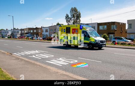 Slough, Berkshire, Großbritannien. Mai 2020. Ein Notarztwagen fährt neue Straßenmarkierungen von Thank You NHS auf der A4 in Slough, Berkshire. Die neuen Straßenmarkierungen sollen den Ärzten, Krankenschwestern, Pflegekräften und Mitarbeitern des NHS, die sich um Coronavirus Covid-19-Patienten auf Intensivstationen und in den Krankenhäusern von Berkshire kümmern, danken. Kredit: Maureen McLean/Alamy Live News Stockfoto