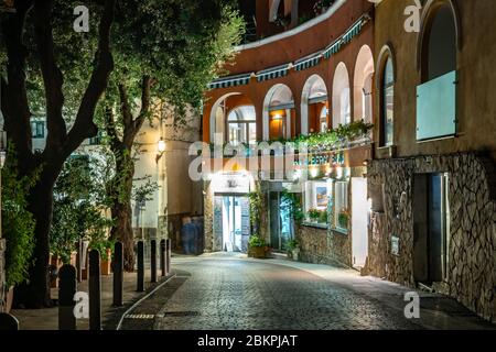 Positano, Italien - 1. November 2019: Schmale Straße in Positano bei Nacht Stockfoto