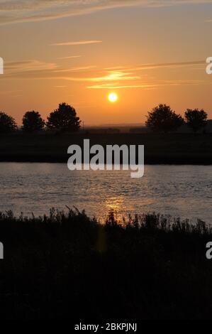 Sonnenaufgang über dem Fluss Nene, in der Nähe von Sutton Bridge, Lincolnshire Stockfoto