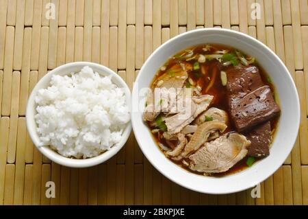Gekochtes Entenfleisch und Blut in brauner chinesischer Kräutersuppe essen ein Paar mit Reis Stockfoto