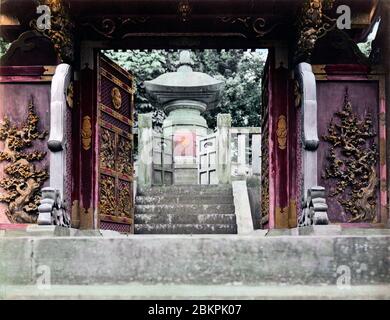 [ 1890er Japan - Mausoleum des japanischen Shogun, Tokyo ] - Mitteltor und Hoto (Schatzturm) im Grab des Shotokuin (der 14. Shogun Iemochi) innerhalb des Zojoji Temple Compound in Shiba, Tokyo. Die prächtige Schnitzerei am Mitteltor wurde beim großen Kanto-Erdbeben von 1923 zerstört. Vintage Albumin-Fotografie aus dem 19. Jahrhundert. Stockfoto