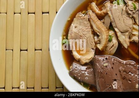 Gekochtes Entenfleisch und Blut in brauner chinesischer Kräutersuppe auf Schüssel Stockfoto