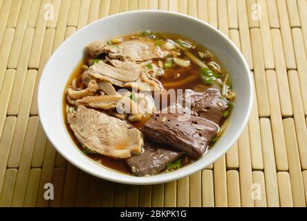 Gekochtes Entenfleisch und Blut in brauner chinesischer Kräutersuppe auf Schüssel Stockfoto