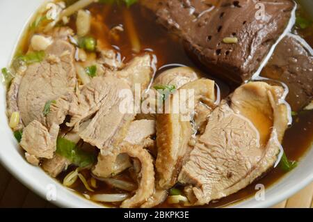Gekochtes Entenfleisch und Blut in brauner chinesischer Kräutersuppe auf Schüssel Stockfoto