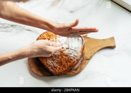 Mit Puderzucker bestreut Stockfoto