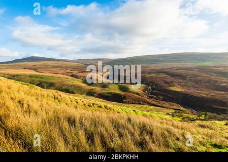 Tal von Leck Beck und Ease Gill, an der Grenze zwischen Lancashire und Cumbria, mit Great Coum und Gragareth an der Skyline Stockfoto