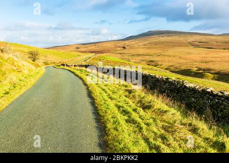 Straße über dem Tal von Leck Beck und Ease Gill, an der Grenze von Lancashire-Cumbria, mit Great Coum und Crag Hill an der Skyline Stockfoto