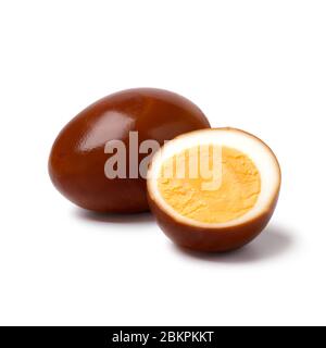 Ganze und Hälfte Sojasoße Ei, Shoyu Tamago isoliert auf weißem Hintergrund Stockfoto