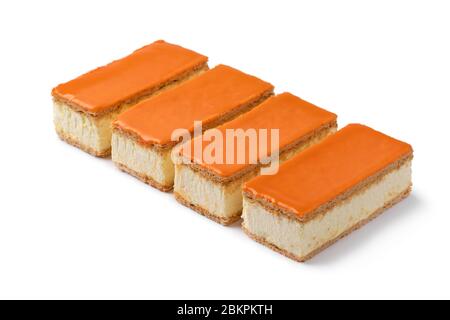 Reihe von traditionellen holländischen orange Tompouce Gebäck für Könige Tag isoliert auf weißem Hintergrund Stockfoto