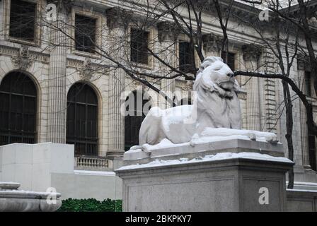 Lion Statue Beaux-Arts Classical New York Public Library 476 Fifth Avenue, Manhattan, New York von Carrere & Hastings E. C. Potter Piccirilli Brothers Stockfoto