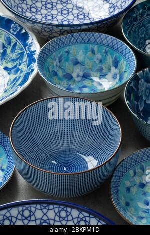 Sammlung von verschiedenen blauen traditionellen japanischen Schalen Stockfoto