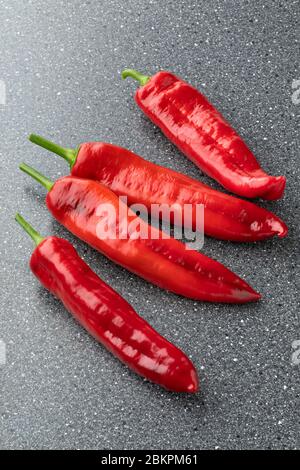 Gruppe von ganzen frischen roten, süßen Paprika Stockfoto