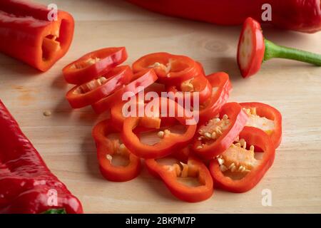 Scheiben von frischen roten Paprika spitz zu schließen Stockfoto
