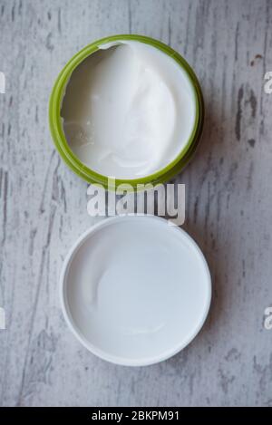 Kleines grünes Glas mit Aloe Vera Heilsalbe, Salbe, Gesichtscreme oder Haarmaske. Natürliche Schönheit Treaments und Spa. Draufsicht. Haarmaske in einem gre Stockfoto