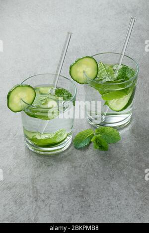 Paar Gläser mit Wasser, Gurke und Minze Stockfoto
