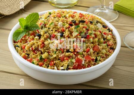Gericht mit frisch gekochtem Tabouleh an einem Gartentisch Stockfoto