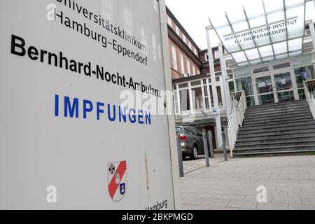 Hamburg, Deutschland. Mai 2020. Auf einem Schild vor dem Bernhard-Nocht-Institut für Tropenmedizin steht "Impfungen" und "Bernhard-Nocht-Ambulanz". Kredit: Bodo Marks/dpa/Bodo Marks/dpa/Alamy Live News Stockfoto