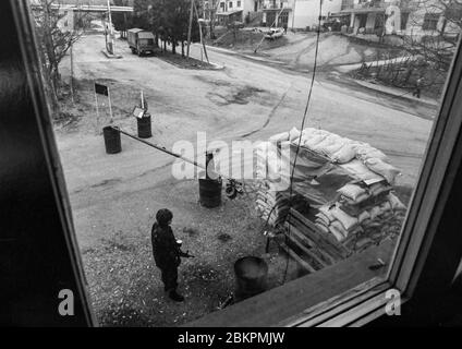 Bosnien 1993 bei Mostar während des Balkankrieges - EIN Sicherheitscheck Stockfoto