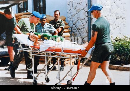 Bosnien 1993 bei Mostar während des Balkankrieges - Junge Kinder, die aus Mostar gerettet wurden, werden von UN-Truppen ins Krankenhaus gebracht Stockfoto