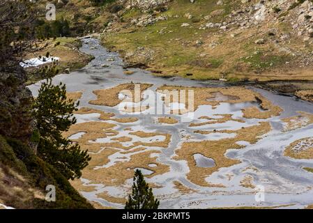 Landschaft der gefrorenen Siscaro Seen in Canillo, Andorra. Stockfoto