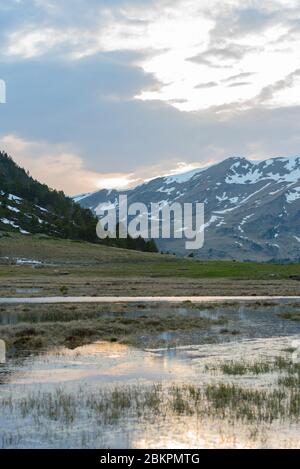 Landschaft der gefrorenen Siscaro Seen in Canillo, Andorra. Stockfoto