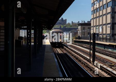 1 Zug, der in den 215th Street Bahnhof in Inwood, Manhattan kommt. Es ist eine von ein paar Outdoor U-Bahnstationen, die meisten von ihnen in den äußeren Stadtteilen. Stockfoto