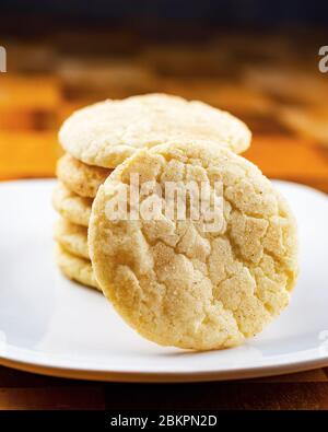 Ein Stapel von Snickerdoodle Cookies auf einem weißen Teller. Hintergrund verschwommen. Konzentrieren Sie sich auf das nach vorne gerichtete Cookie. Stockfoto