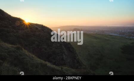 Blick von oben auf Edinburgh vom Berg bei Sonnenuntergang. Von Arthurs Seat. Edinburgh, Schottland, Vereinigtes Königreich Stockfoto